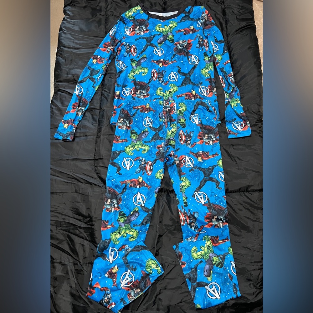 NWOT Marvel Kids Cuddl Duds- Blue with Avengers